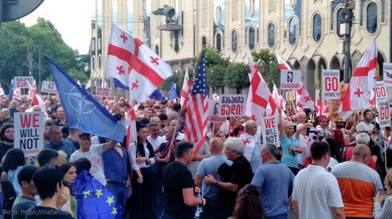 Грузия второй день митингует против «Рустави-2»