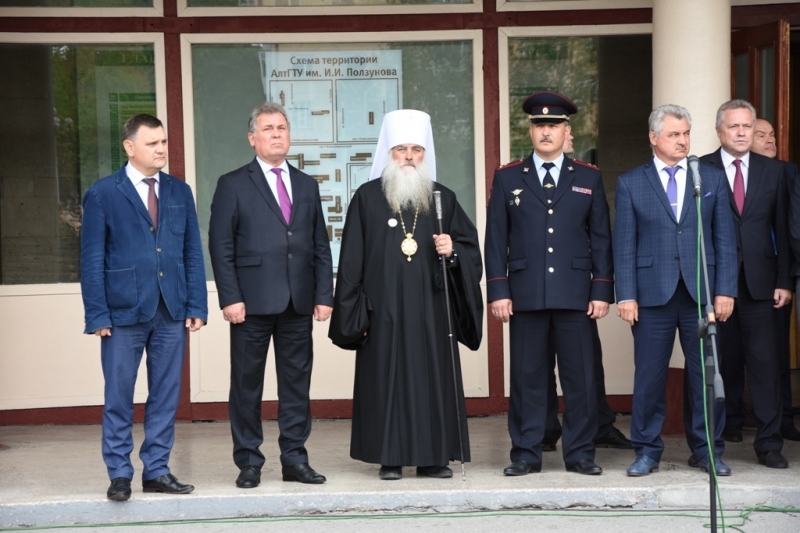 Тысяча человек стен алтайского политеха почтили память жертв теракта Беслане