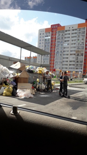 Жители барнаульских новостроек пожаловались соседство детской площадки мусором