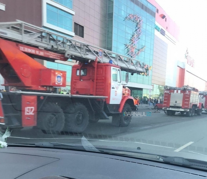 Пожарные эвакуировали огромный барнаульский при отработке пожара третьего ранга сложности