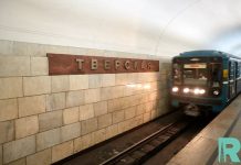 В Московском метро на зеленой ветке под поезд упал человек