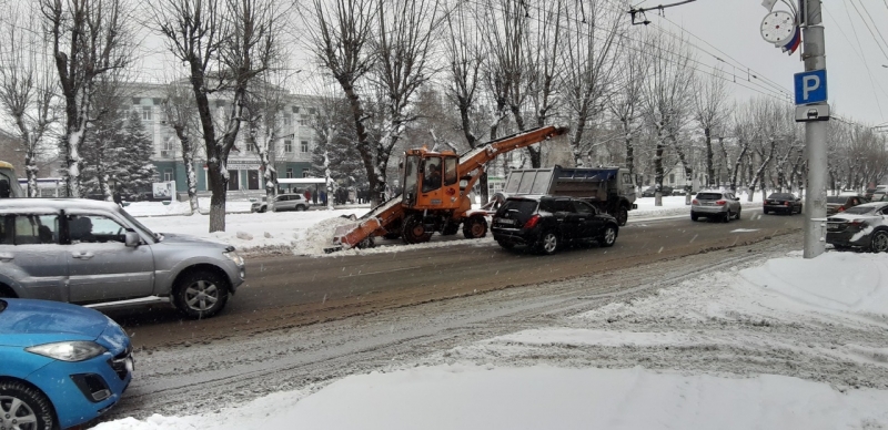 Власти Барнаула отчитались неравной борьбе снегом улицах города