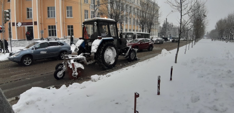 Власти Барнаула отчитались неравной борьбе снегом улицах города