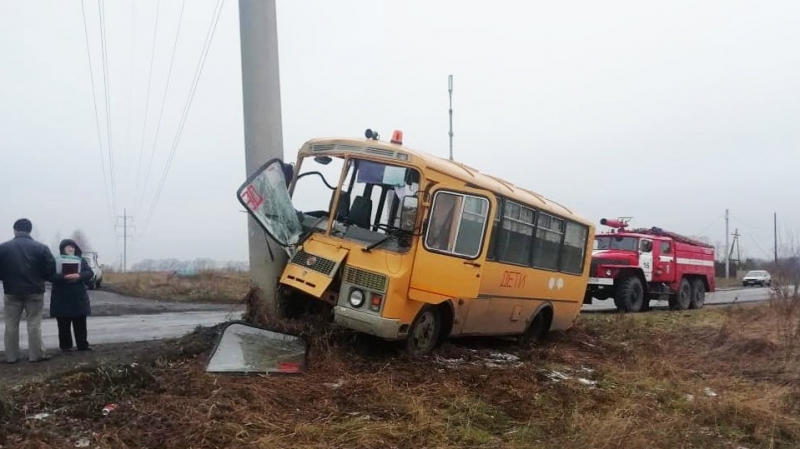 В Бийском районе спешивший детьми школьный автобус намотало столб