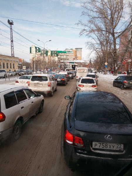 Полиция провела силовую операцию посреди проспекта Ленина районе площади Октября Барнауле