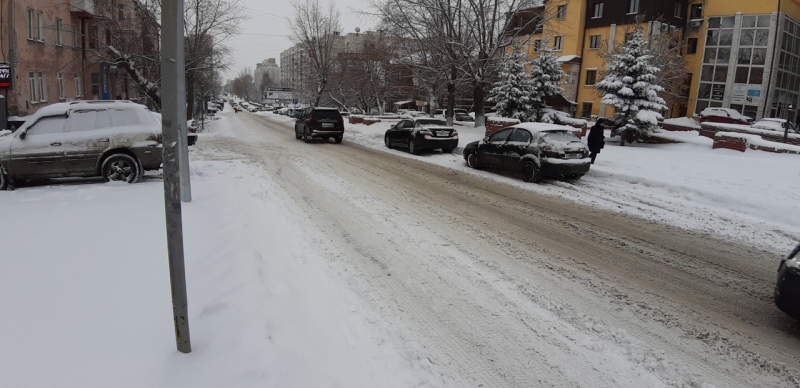 Власти Барнаула отчитались неравной борьбе снегом улицах города