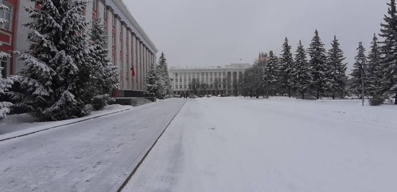 Власти Барнаула отчитались неравной борьбе снегом улицах города