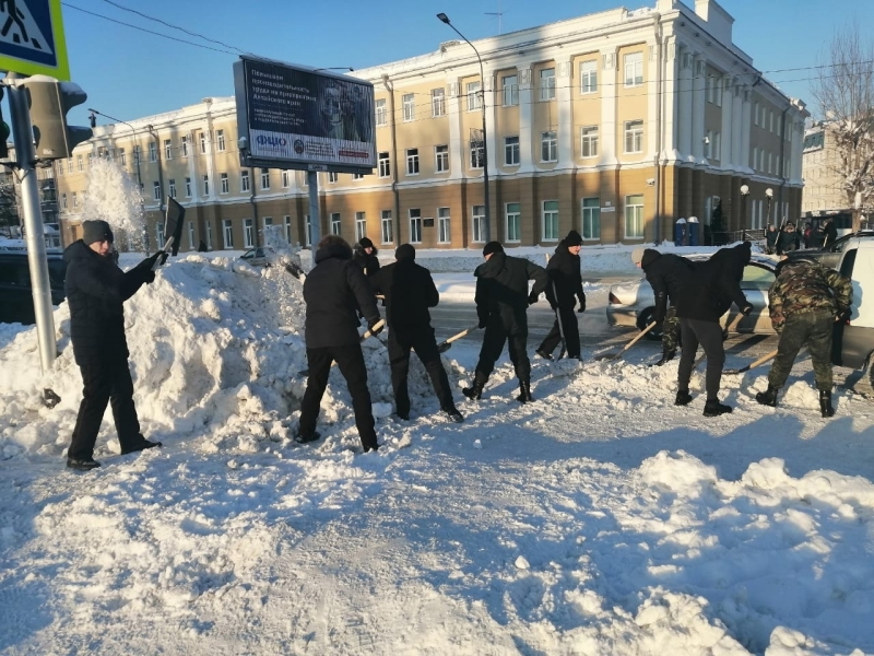 Мэрия Барнаула получила подкрепление студентов-волонтеров войне снегом