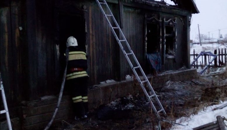 Страшный пожар Завьяловском районе ранним утром унес жизни двоих взрослых четверых детей