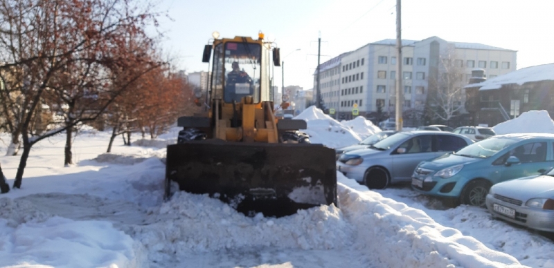 Власти Барнаула после претензий прокуратуры презентовали вылизанный снега тротуар