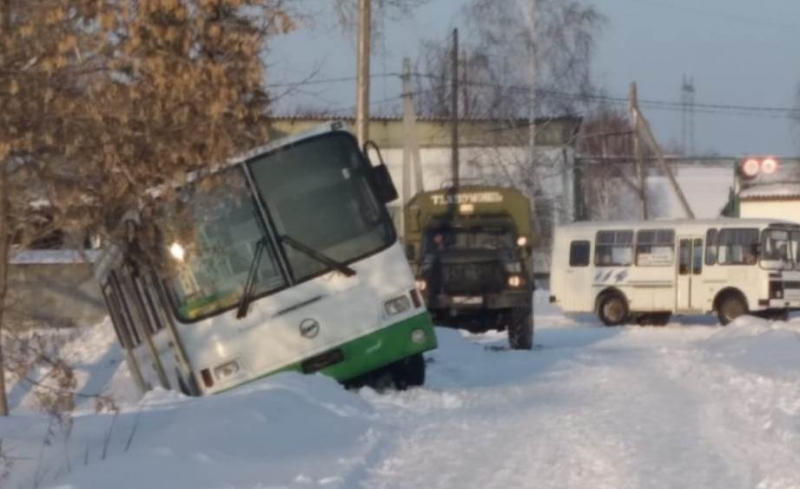 Барнаульский остался света тепла после неудачной попытки умельцев вытащить автобус сугроба